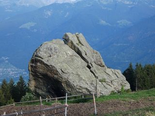 La Corna masso erratico simbolo di Prato Maslino, punto panoramico delle Alpi Retiche sulla Valtellina
