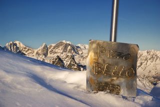 La croce di vetta del Pizzo Bello, meta di trekking ed escursioni sopra l’alpeggio di Prato Maslino